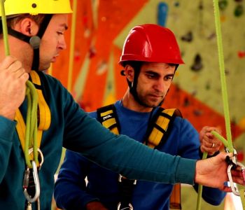 Viața la capătul corzii. Alpinistul utilitar riscă mult, iar curajul este în fișa postului